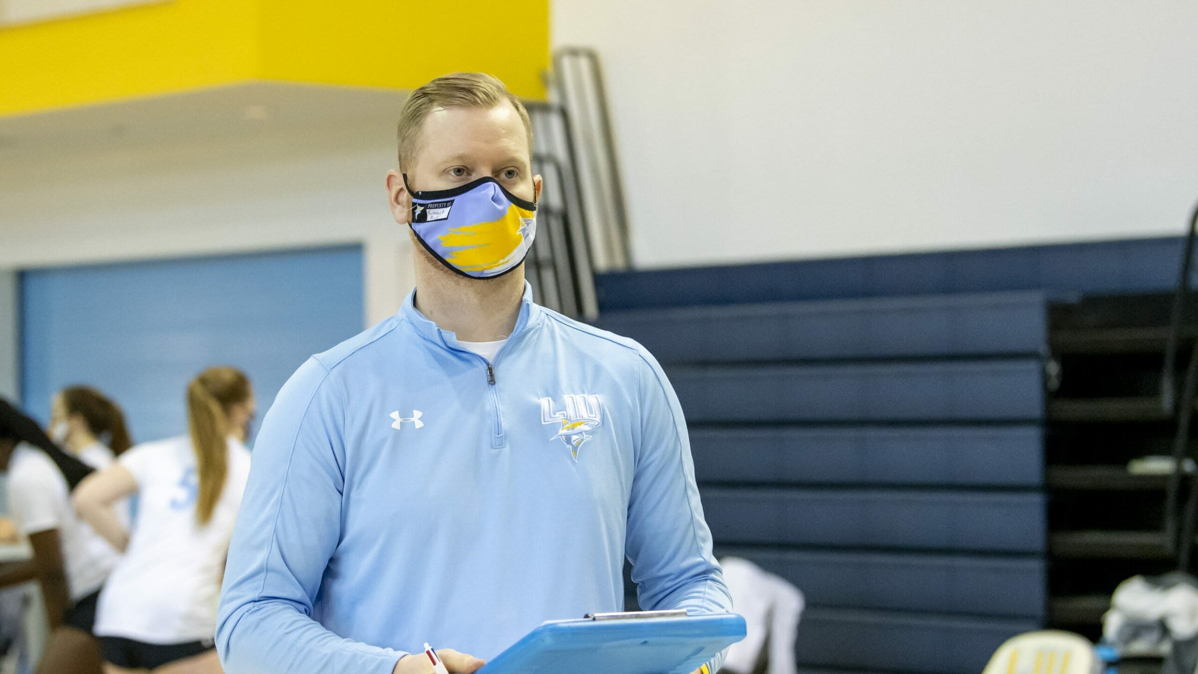 Andy Mueller coaching in a match