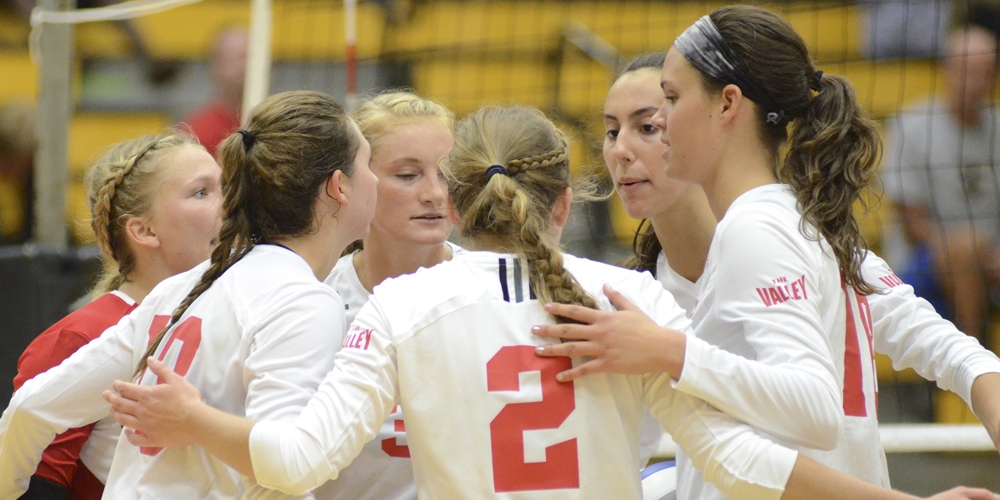 Bradley Volleyball team huddle | Bradley Athletics