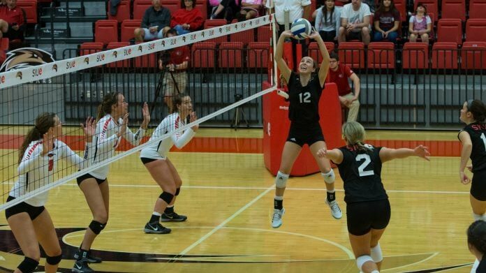SEMO setter and middle running their offense